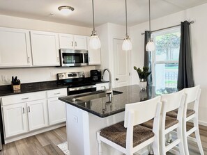 Fridge, microwave, oven, dishwasher - New Luxurious Townhome in Reading, Near Lancaster, and Philadelphia (Mount Penn)