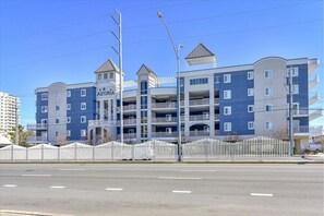 Exterior - 45th St Ocean Side Condo with pool (Ocean City)