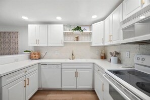 Refrigerador, microondas, horno, placa de cocina