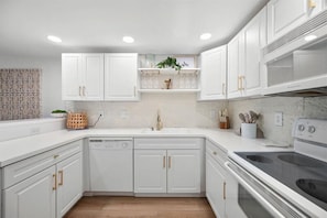 Jääkaappi, mikroaaltouuni, uuni, liesi