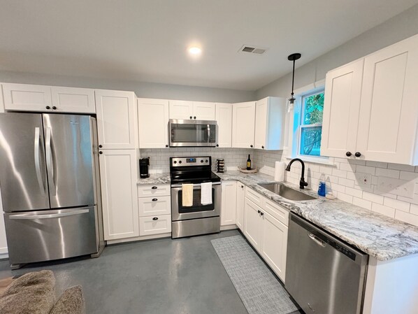 Réfrigérateur, micro-ondes, four, plaque de cuisson