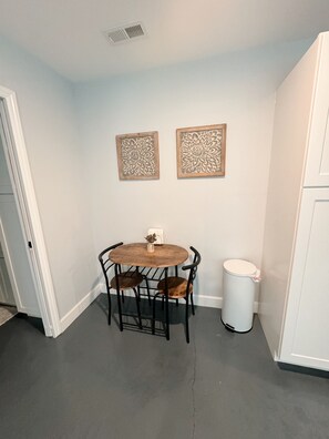 Dining - Cozy North Raleigh Guest House - near RDU, DTR, + major Hospitals (Raleigh)