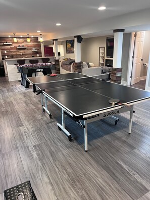 Games room - Custom home 5 min from track (Saratoga Springs)