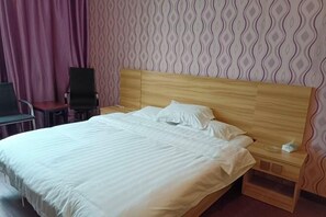 A neatly made bed with white linens in a hotel room. - Kangchao Hotel, Yueqing (Yueqing)