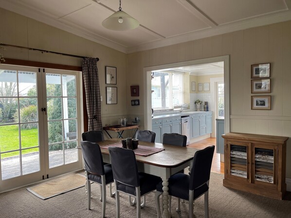 Dining - Kosbys Cottage, nestled in the heart of Tongariro for all the best adventures! (Rangataua)