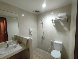 Bathroom - Ijen View Hotel and Resort (Bondowoso, East Java (Jawa Timur), Indon)
