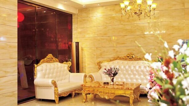 A luxurious room with a large bed, two white sofas, a gold-framed coffee table, and a chandelier. - Longting Convenience Hotel (Binyang Yongwu Street Branch) (Binyang)