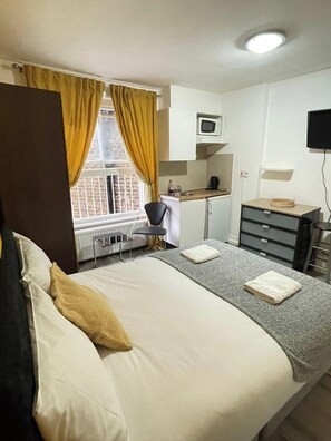 1 bedroom, WiFi, bed sheets - Studio Sleeps 2 with Internet Access (London)