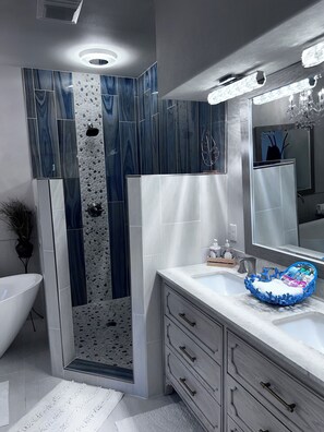 Sèche-cheveux, bidet, serviettes fournies, savon