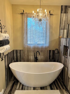 Een haardroger, een bidet, handdoeken, zeep