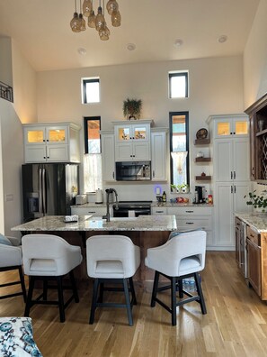 Jääkaappi, mikroaaltouuni, uuni, liesi