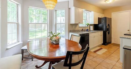 Stylish 3BR home w/King Bed, backyard & Fire pit