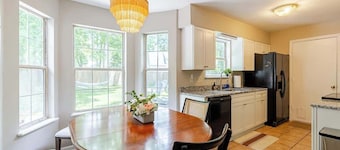 Stylish 3BR home w/King Bed, backyard & Fire pit