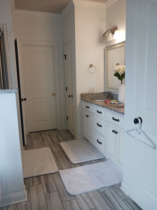 Hair dryer, towels, soap, shampoo - Sweet Home 2 (Bowling Green)
