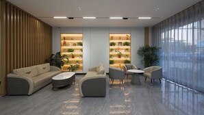 A modern lobby with a sofa, armchairs, a coffee table, and a plant. - Ribera Cloud Hotel (Shanghai Jinshan Petrochemical Branch) (Shanghai)