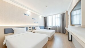A hotel room with two beds, a TV, and a large window. - Ribera Cloud Hotel (Shanghai Jinshan Petrochemical Branch) (Shanghai)