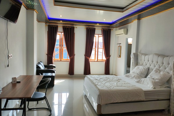 Superior Room | Premium bedding, down comforters, memory foam beds, desk