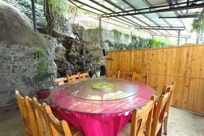 Outdoor dining - Yunjin Hotel (Yangbi)