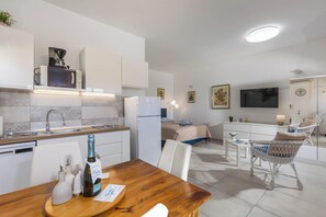 Réfrigérateur, micro-ondes, plaque de cuisson, lave-vaisselle