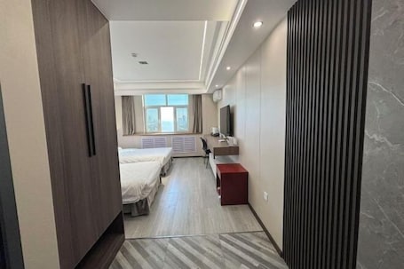 Room. Longhua Hotel (West Ring Road