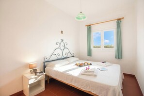 1 bedroom, bed sheets