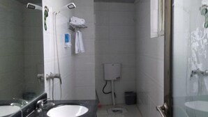 Un baño con dos lavamanos, inodoro, ducha y espejo.