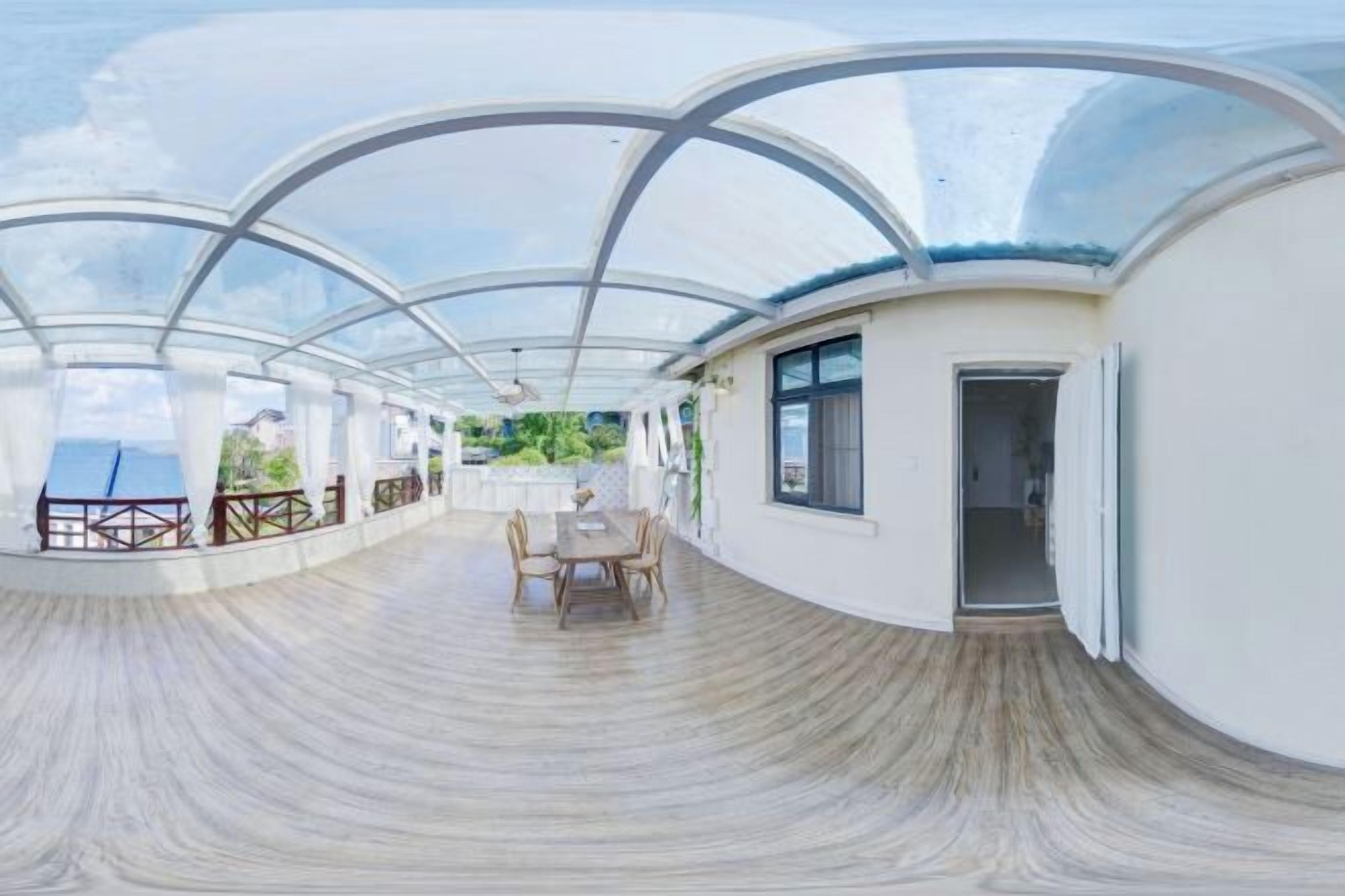 Ein geräumiges Zimmer mit gewölbter Decke und Meerblick.