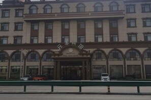 A building with a large arched entrance and signage above it. - Dalian yuanfeng hotel (Dalian)