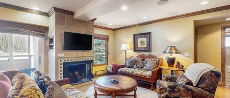 TV, lareira, pebolim, mesa de pingue-pongue