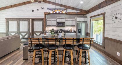 Fishing, duck hunting, boating or whatever else Lake Barkley has to offer. This is your stay!