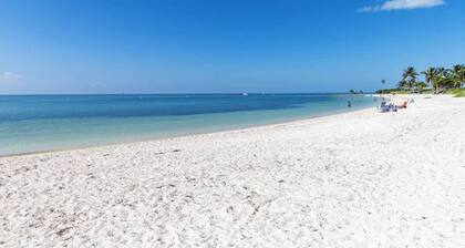 Just Beachy! Private Pool, Dockage, Short Walk to Sombrero Beach