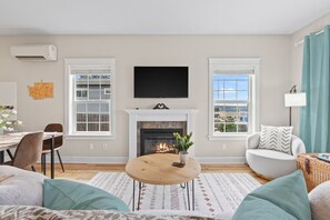 Smart-TV, peis og bøker