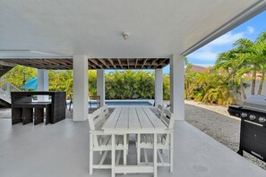 Outdoor dining - Charming Sombrero Beach Home with Private Pool (Marathon)