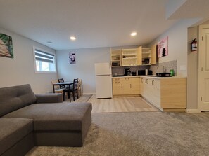 Smart TV - The ideal one-bedroom apartment is located in SE Calgary.
(Calgary)