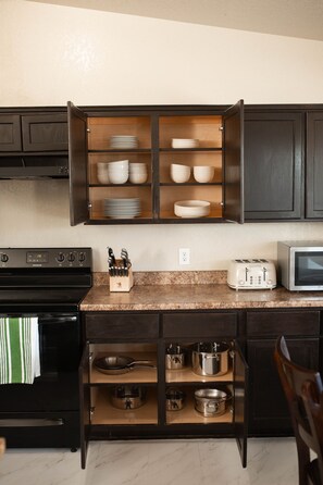 Køleskab, mikrobølgeovn, ovn, kogeplade