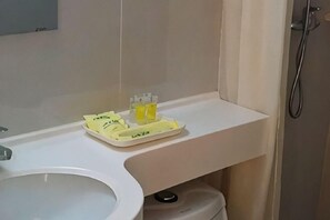 A bathroom with a sink, a mirror, and a shower. - Xiangxiu Hostel (Shanghai)