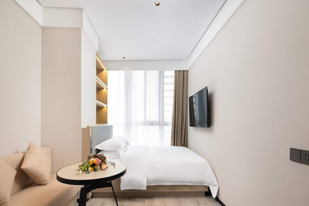 Edredón, minibar y caja de seguridad en la habitación