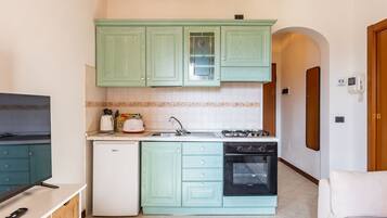 Frigorifero, tostapane, pentole/stoviglie/utensili, tavolo da pranzo