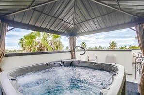 Outdoor spa tub - Hot Tub, New 2 Bedroom Park Blvd Condo (San Diego)