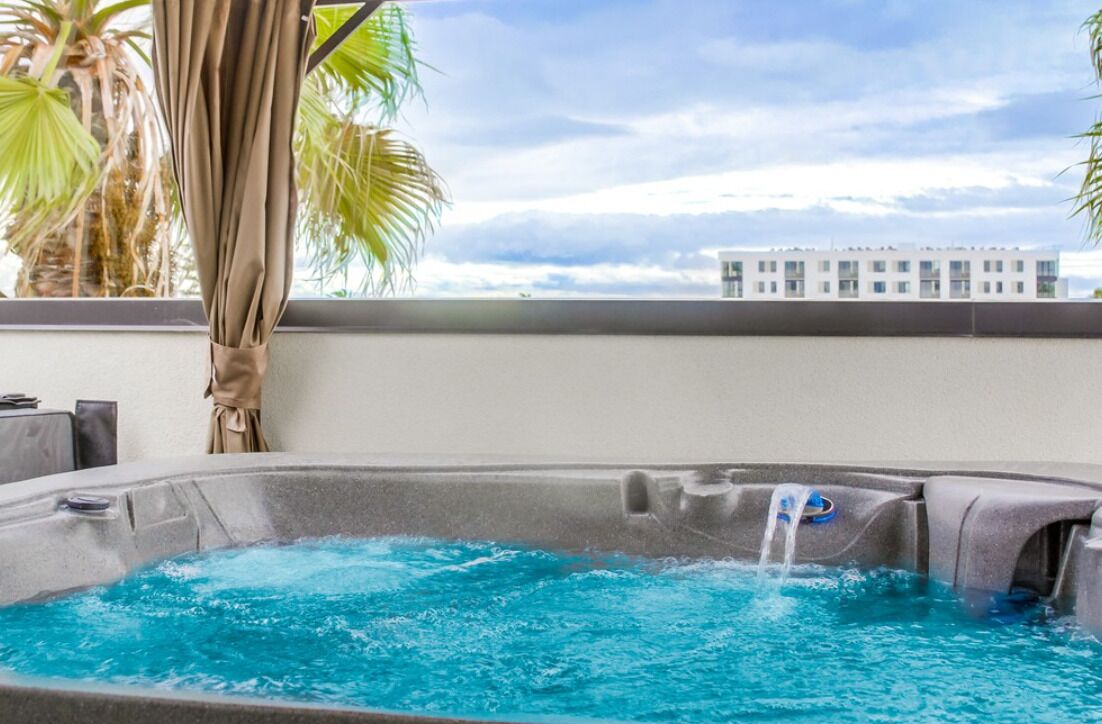 Outdoor spa tub