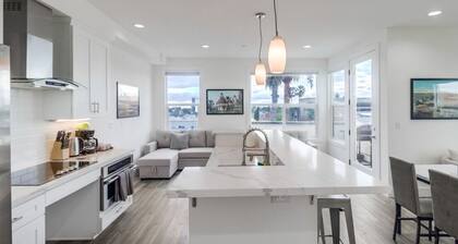 Hot Tub, New 2 Bedroom Park Blvd Condo