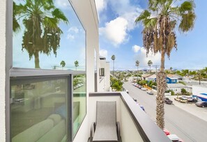 Property grounds - Hot Tub, New 2 Bedroom Park Blvd Condo (San Diego)