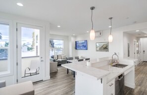 Interior - Hot Tub, New 2 Bedroom Park Blvd Condo (San Diego)