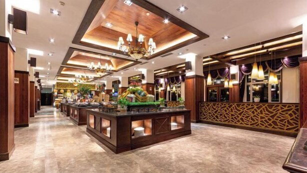 A spacious lobby with a central bar area, wooden paneling, and modern lighting fixtures. - Kunming Jiali Ze Saville Royal Hotel (Songming)