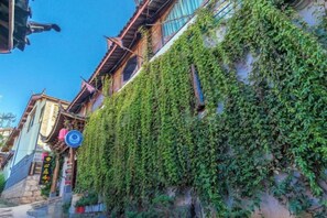 Un bâtiment de style architectural traditionnel, caractérisé par un toit à forte pente et des poutres en bois.