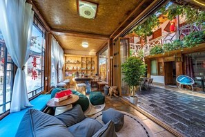 Lobby-lounge