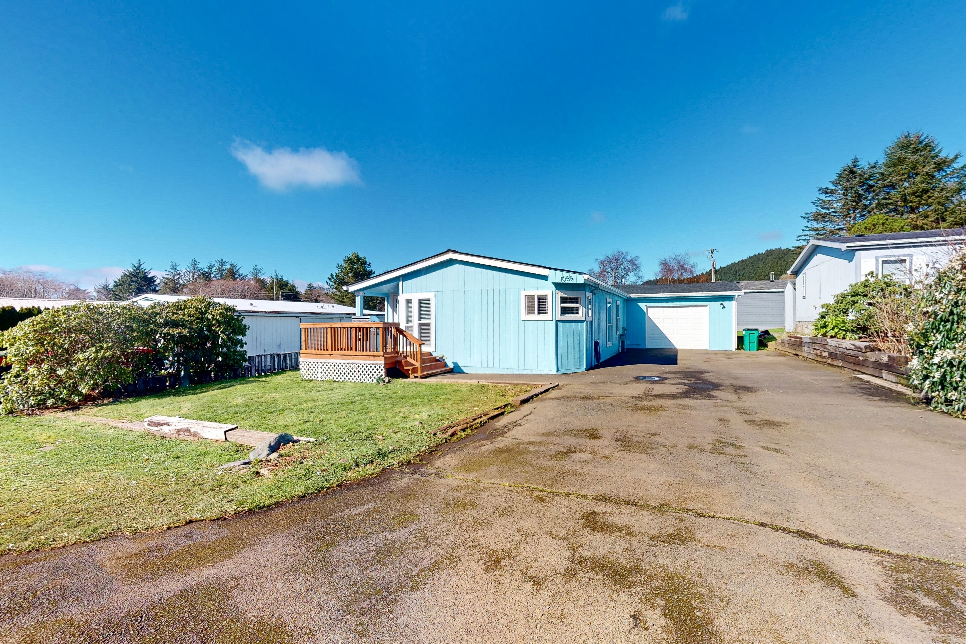 Light-filled home with deck & yard, 3 blocks from Rockaway Beach