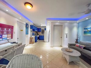 Departamento, 1 habitación, patio, vista al jardín | Área de sala de estar