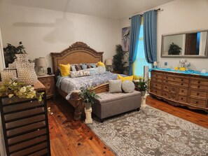 3 bedrooms, iron/ironing board, free WiFi, bed sheets - Upscaled Lakeview French Acadian Retreat Oasis (Brandon)