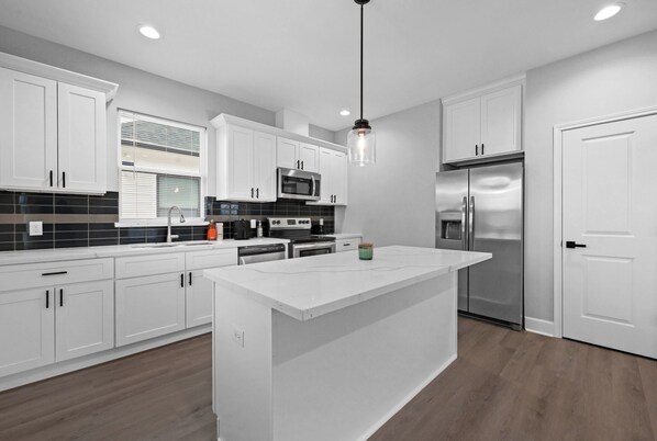 Een koelkast, een magnetron, een oven, een kookplaat